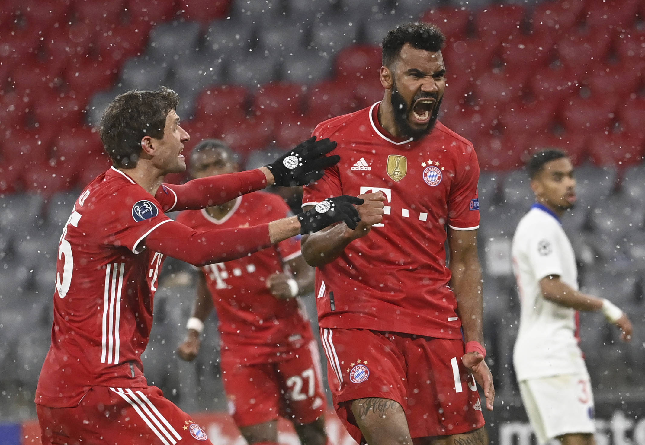 历史首次女裁判担任中超主裁，董方雨将执法西海岸vs亚泰（中超史上首位女主裁亮相：董方雨将吹罚西海岸对阵亚泰）