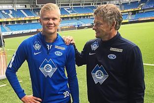 奥格斯堡0-0云达不莱梅，施密德错失良机（奥格斯堡与云达不莱梅0-0收场，施密德挥霍良机）