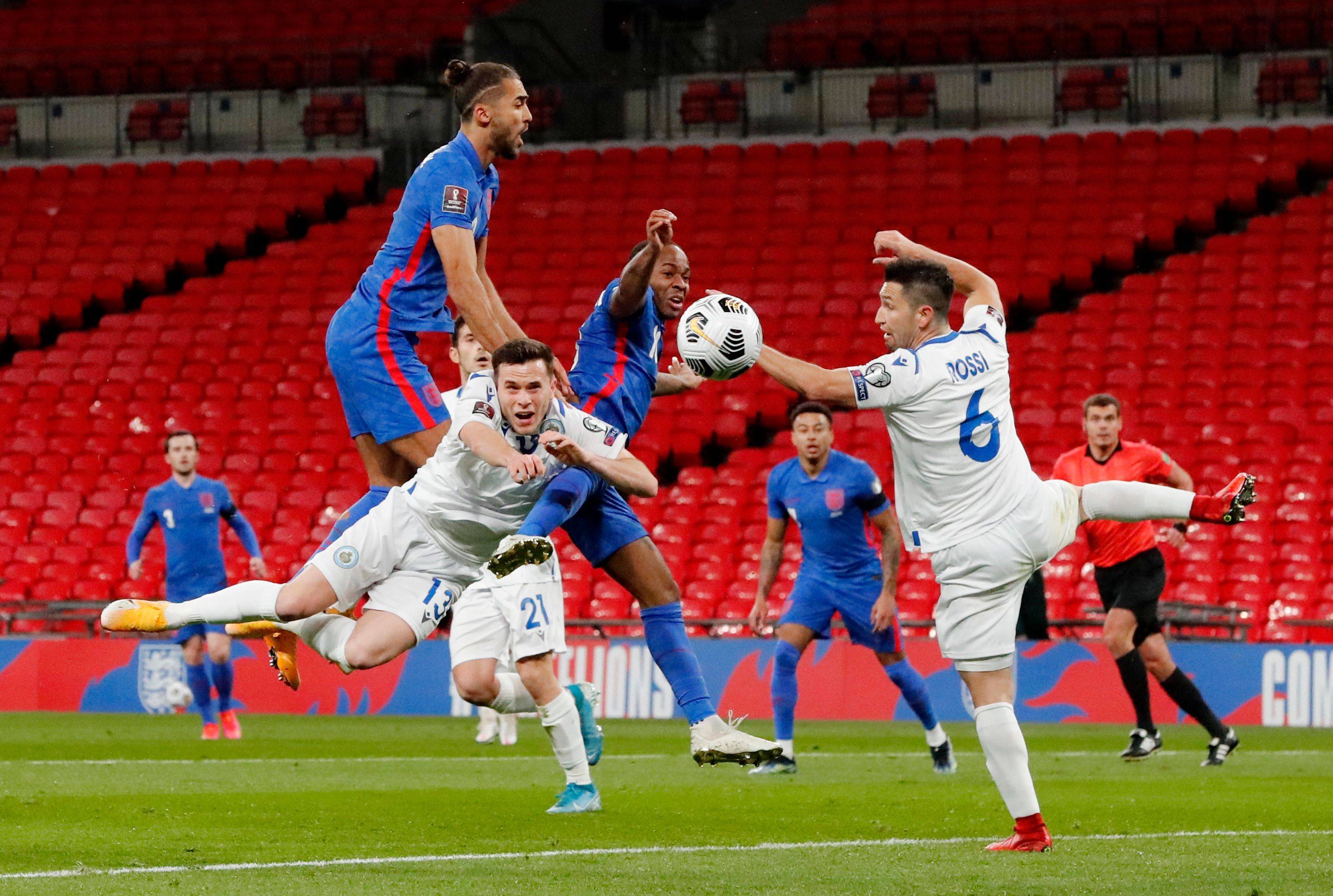 詹姆斯关键一球引爆全场（詹姆斯关键一投令全场沸腾）