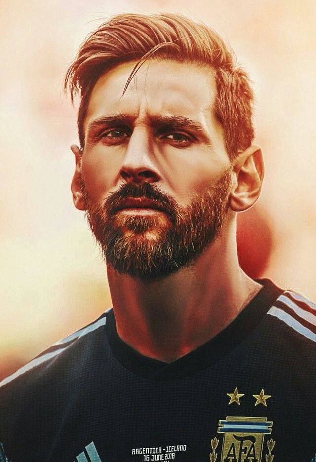 梅西捧起美职联冠军奖杯时，站在一旁的穆勒露出了最真挚的笑容（梅西登顶美职联捧杯时，穆勒在一侧绽放出最真挚的笑意）