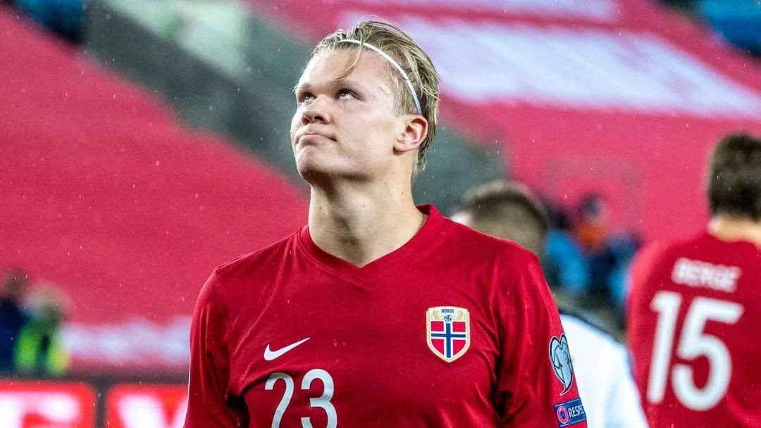 马格德堡球员庆祝进球，不幸跌入2.7米深的沟中但安全逃出（马格德堡球员进球庆祝时失足坠入2.7米深沟，已平安脱困）