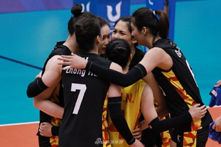 秀西班牙语，弗里克和记者开玩笑：搞什么，你们这些混蛋？（弗里克秀西班牙语与记者打趣：你们这是搞什么，伙计们？）