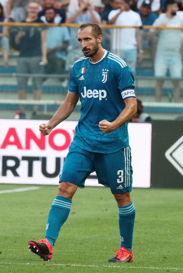 埃梅里告别阿尔巴：当初你被不情愿地改造成边后卫，要给你个拥抱（埃梅里送别阿尔巴：当年被迫改打边后卫，如今以拥抱致意）