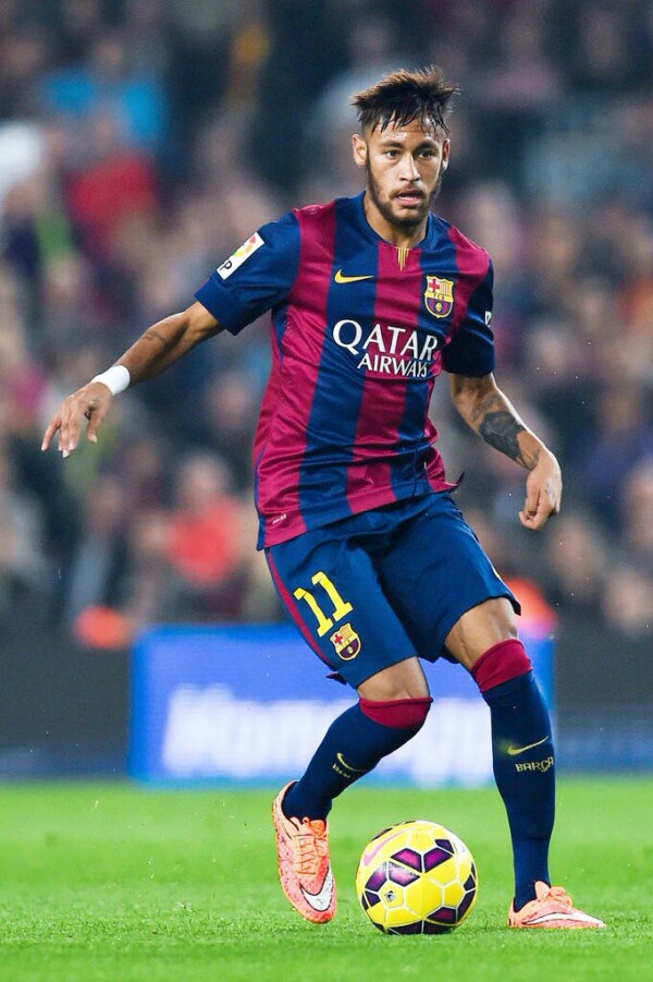 官方：巴塞罗那竞技后卫法雷右膝韧带损伤，将缺阵三到四个月（官宣：巴塞罗那竞技后卫法雷右膝韧带受损，预计伤缺3至4个月）