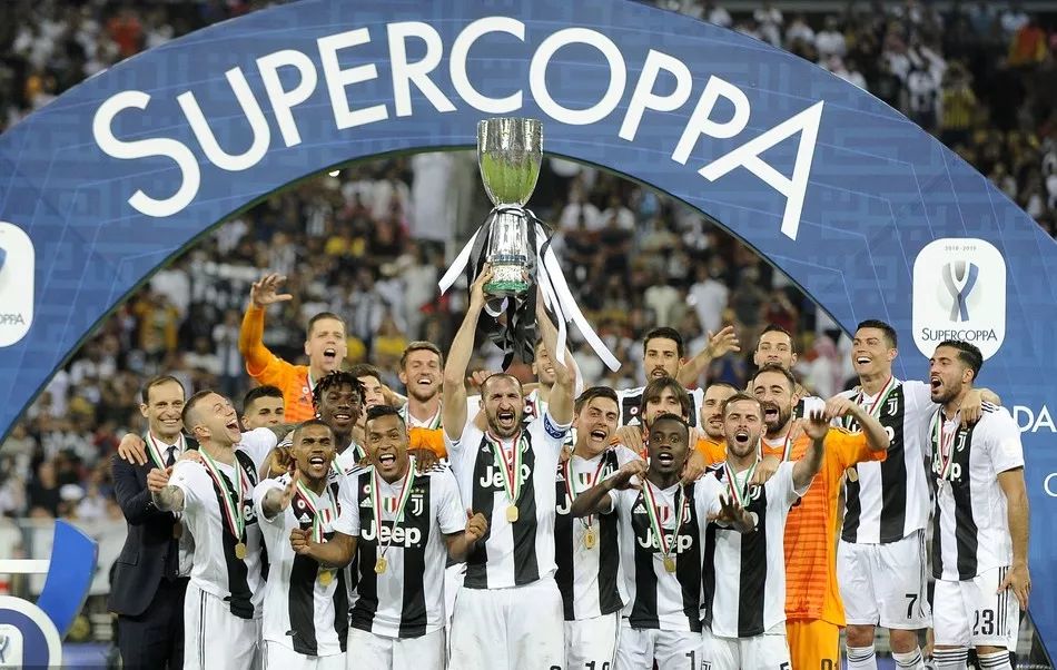 狼堡主帅：国家队回归球员都能上场比赛，对阵药厂是巨大挑战（沃尔夫斯堡主帅：国脚归队均可上阵，迎战勒沃库森是巨大考验）