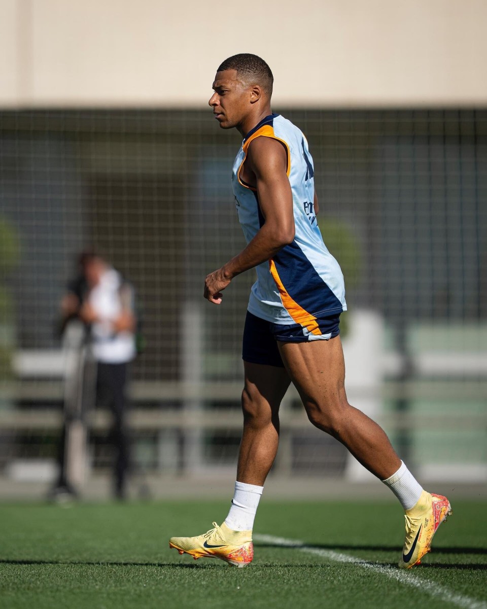 早报：上海双雄末轮争冠？这集我看过……（晨报：沪上双雄决战末轮争冠？熟悉的剧情又上演）